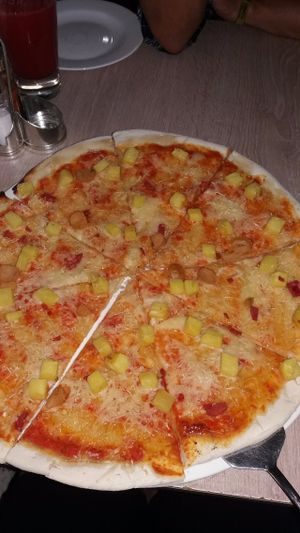 Vegan hawaiian pizza with vegan cheese at Oliva Pizzeria in Santiago