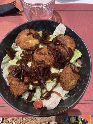 Ensalada de falafel y yogur (de coco), con lechuga, mango, pepino y tomate  at El Boca a Boca in Oviedo