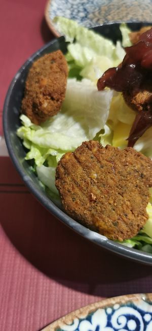 Ensalada vegana con falafel y salsa yogur vegan at El Boca a Boca in Oviedo