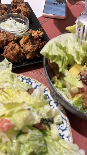 Ensalada de falafel y pakoras  at El Boca a Boca in Oviedo