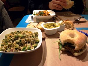 burger + salade  at AMI in Brussels