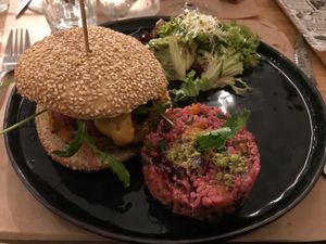 Burger vegan et salade de quinoa  at AMI in Brussels