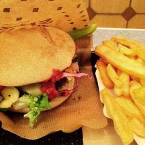 Cheese Burger at Swing Kitchen - Schottenfeldgasse in Vienna