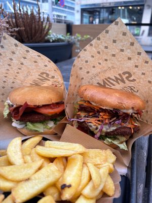 Cheese burger et Bacon burger avec des frites  at Swing Kitchen - Schottenfeldgasse in Vienna