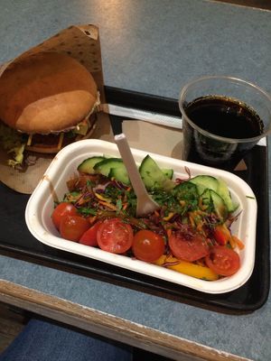 Menu : cheeseburger, garden salad and Coke at Swing Kitchen - Schottenfeldgasse in Vienna