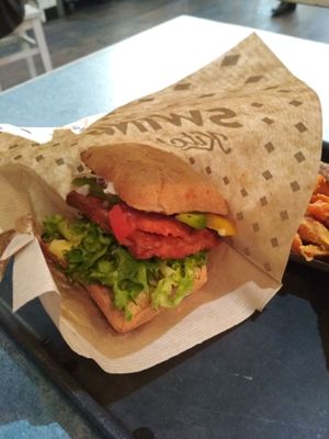 BBQ EDGY burger, as served in November 2019. at Swing Kitchen - Schottenfeldgasse in Vienna