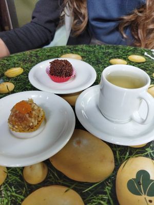 Brigadeiro e castanhas com damasco. Chá misto. at Harmonia de Terra in Camboriu