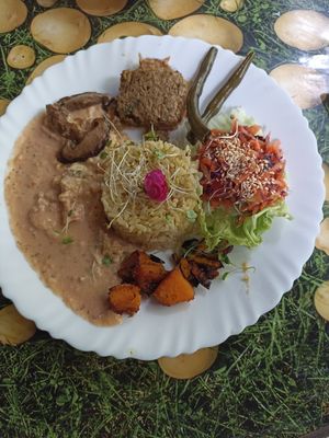 Strogonoff de couve flor com palmito, torta de abobrinha, cubos de abóbora com especiarias, shitake, arroz e salada at Harmonia de Terra in Camboriu