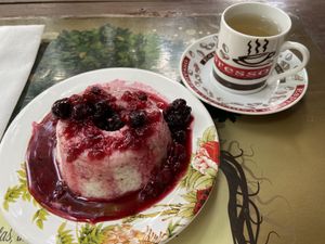 Pudim de tapioca com calda de frutas vermelhas e chá de capim-limão😁👏🏼  at Harmonia de Terra in Camboriu