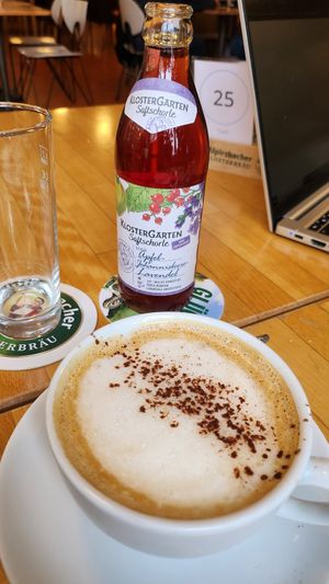 Cappuccino mit Hafermilch, Apfel-Johannisbeere-Lavendel-Schorle at Nepomuk in Reutlingen