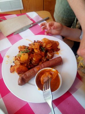 Currywurst mit Bratkartoffeln at Kaiserhuettn in Bonn