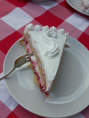 vanilla-raspberry-cake at Kaiserhuettn in Bonn