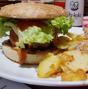 Hüttenburger mit hausgemachtem Patty aus Bohnen und Reis at Kaiserhuettn in Bonn