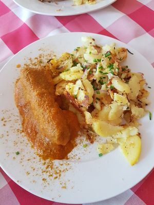 Beyond Meat Sausage mit Currysoße und Bratkartoffeln at Kaiserhuettn in Bonn
