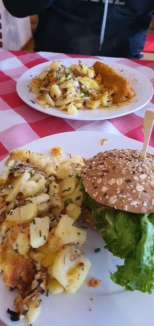 Beyond Burger mit Bratkartoffeln at Kaiserhuettn in Bonn