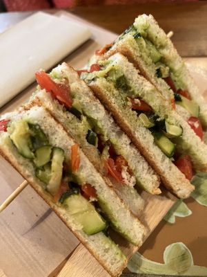 Meraviglioso (vegan): avocado, courgette, tomatoes   at Mi Casa Toasteria in Milan