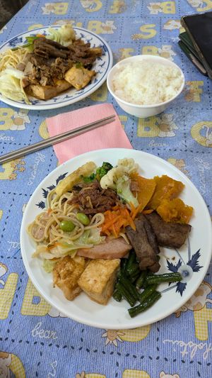 Veggie buffet at Rén Hé SùShí 人和素食 in Hengchun