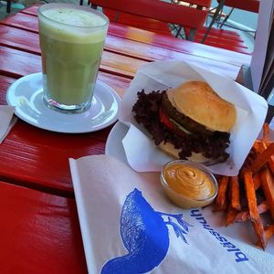 Falafelburger, Süßkartoffelpommes mit Erdnussdip und Matcha-Latte mit Hafermilch at Sol in Konstanz