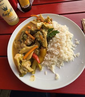 Tagesessen Asia Gemüse süß sauer mit Limettenreis und Tempeh, große Portion at Sol in Konstanz