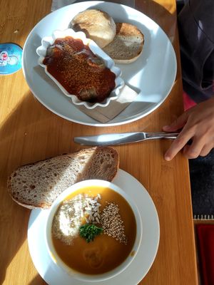 Süsskartoffelkokossuppe 💚, Currywurst at Sol in Konstanz