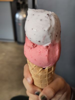 Straciatella und Erdbeereis🍓 at Sol in Konstanz