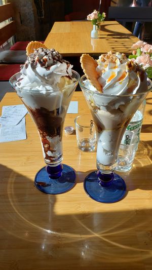 Schokolade und Nuss Eisbecher at Sol in Konstanz