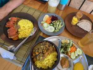 Ratatouille con arroz, lentejas guisadas con arroz, kombucha y jugo de piña 🌱 at Govinda's Veg Food in Vicuna