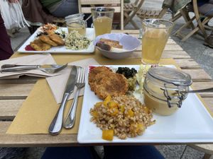 Piatto del giorno con crema di cicerchia e patate, farro e zucca, insalata, bietole e coste cotte, burger vegetali e hummus di barbabietola accompagnato da the verde freddo  at Sali and Pistacchi in Domodossola