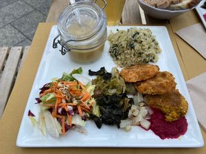 Piatto del giorno con riso e coste, crema di cicerchia e patate, burger, insalata e verdure cotte  at Sali and Pistacchi in Domodossola