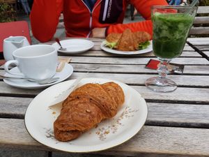 Brioche filled with chocolate and a green smoothie at Sali and Pistacchi in Domodossola