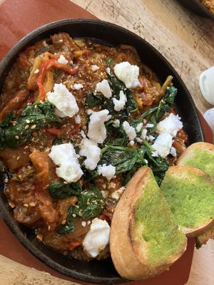 Afrikanische Paprikapfanne, konnte mir den Namen leider nicht merken, war aber suuuuper lecker! Mit extra veganem Feta dazu   at Roseleaf in Edinburgh