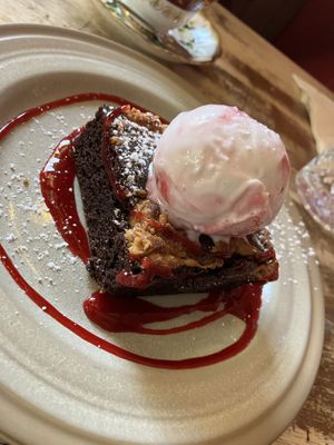 Peanut Brownie mit Himbeereis 🤩   at Roseleaf in Edinburgh
