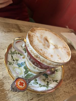 Cappuccino-like Roiboostee mit Hafermilchschaum und diversen Gewürzen   at Roseleaf in Edinburgh