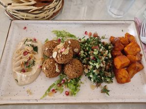 Unico vegani con hummus, falafel, tabbouleh e patate harisa at Shawarma King in Montichiari