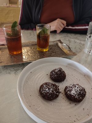 Biscotti cacao e cocco con un tè alla menta strepitoso at Shawarma King in Montichiari