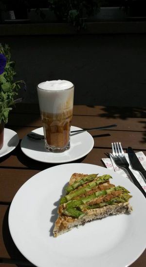 Spargel-Quiche und Latte at Holy Kitchen in Heidelberg