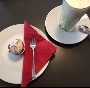 Oreo-cupcake and matcha-latte at Holy Kitchen in Heidelberg