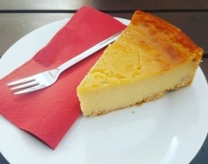 veganer Käse kuchen at Holy Kitchen in Heidelberg