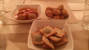 Croquetas, albóndigas y raviolis fritos at Punto Vegano in Madrid