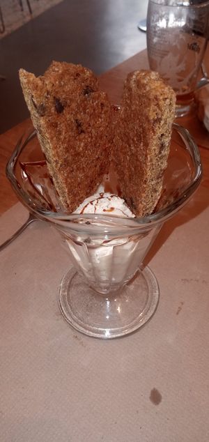 Cookies and ice cream at Punto Vegano in Madrid