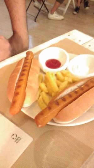 Hotdogs with garlic mayo and chips at Punto Vegano in Madrid