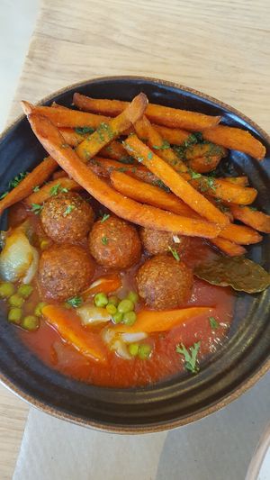 Albóndigas de quinoa con avena, y boniato frito at Punto Vegano in Madrid