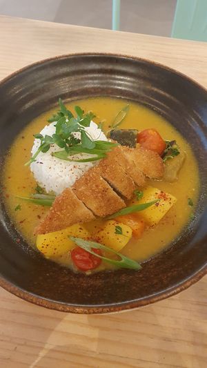 Katsu curry ("pollo" empanado) + salsa se curry ligera + arroz basmati at Punto Vegano in Madrid