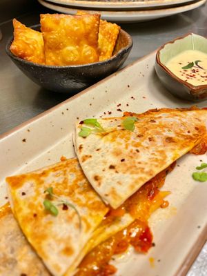 Quesadilla y raviolis fritos, entrantes del menú del día. at Punto Vegano in Madrid