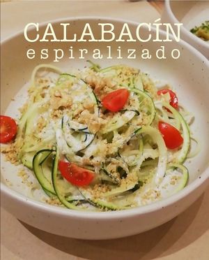calabacín crudo, espiralizado, con salsa tahini casera y "parmesano" de nueces, del menú del mediodía. at Punto Vegano in Madrid