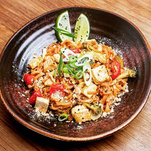 Pad Thai! Fideos de arroz salteados con tofu, verduritas, tamarindo, sésamos, cacahuetes y cebollino. En carta. at Punto Vegano in Madrid