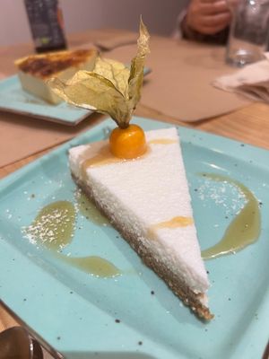 Tarta de coco y limón  at Punto Vegano in Madrid