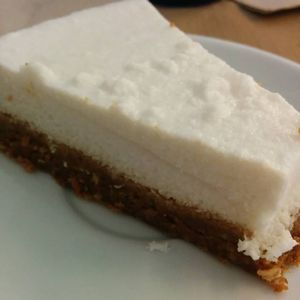Vegan coconut and lemon cake at Punto Vegano in Madrid