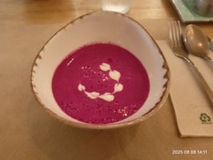 Crema fría de remolacha at Punto Vegano in Madrid