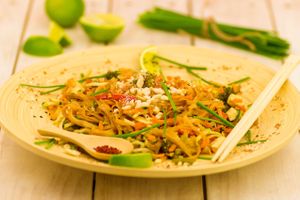 Pad Thai vegano! Fideos de arroz, tofu, verduritas, champiñones, tamarindo, lima, leche de coco y cacahuetes. at Punto Vegano in Madrid